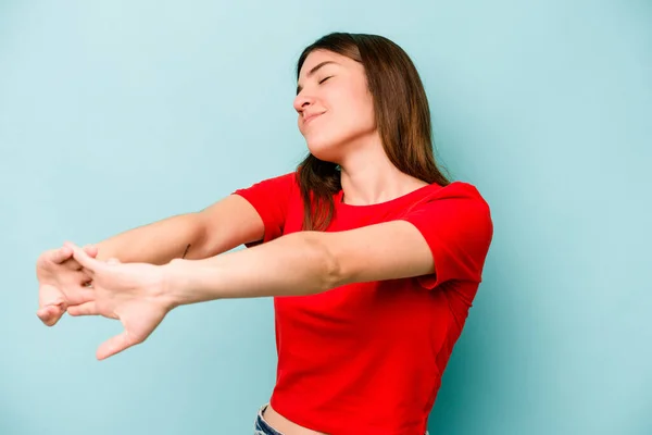 Jonge Blanke Vrouw Geïsoleerd Blauwe Achtergrond Stretching Armen Ontspannen Positie — Stockfoto