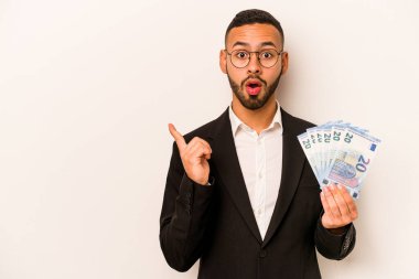 Genç İspanyol iş adamının elinde banknotlar var. Beyaz arka planda izole edilmiş. Yan tarafı gösteriyor.
