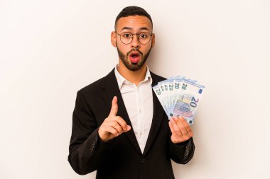 Genç İspanyol iş adamının elinde banknotlar var. Beyaz arka planda izole edilmiş. Bir fikri var, ilham verici bir kavram..