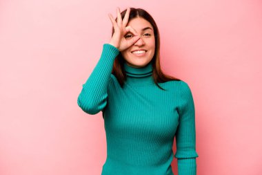 Pembe arka planda izole edilmiş beyaz bir kadın heyecanlı..