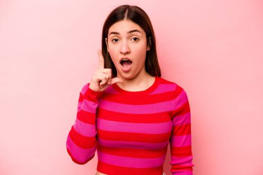 Pembe arka planda soyutlanmış beyaz bir kadının bir fikri var, ilham verici bir kavram..