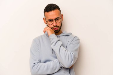 Beyaz arka planda izole edilmiş genç İspanyol adam tekrarlanan bir görevden yoruldu..