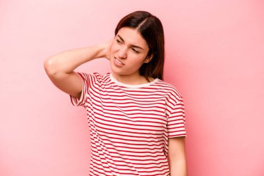 Pembe arka planda izole edilmiş genç beyaz kadın yorgun ve uykulu ellerini başının üstünde tutuyor..