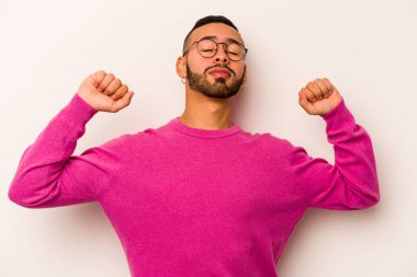 Beyaz arka planda izole edilmiş genç bir İspanyol. Kollarını uzatıyor, rahat duruyor..