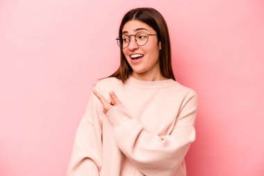 Pembe arka planda soyutlanmış beyaz bir kadın. Gülümsüyor, neşeli ve keyifli görünüyor..