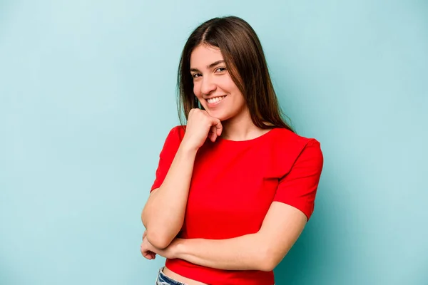 Mulher Caucasiana Jovem Isolado Fundo Azul Sorrindo Feliz Confiante Tocando — Fotografia de Stock