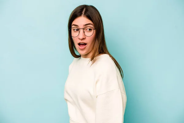 Joven Mujer Caucásica Aislada Sobre Fondo Azul Mira Lado Sonriente —  Fotos de Stock