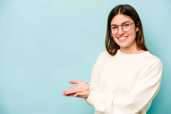 Junge Kaukasische Frau Isoliert Auf Blauem Hintergrund Mit Einem Kopierraum — Stockfoto