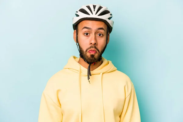 Junger Hispanischer Mann Mit Helm Auf Blauem Hintergrund Zuckt Mit — Stockfoto