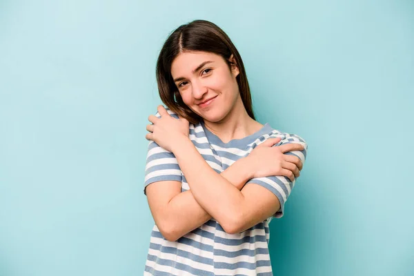 Mladý Kavkazský Žena Izolovaný Modrém Pozadí Objetí Usměvavý Bezstarostný Šťastný — Stock fotografie