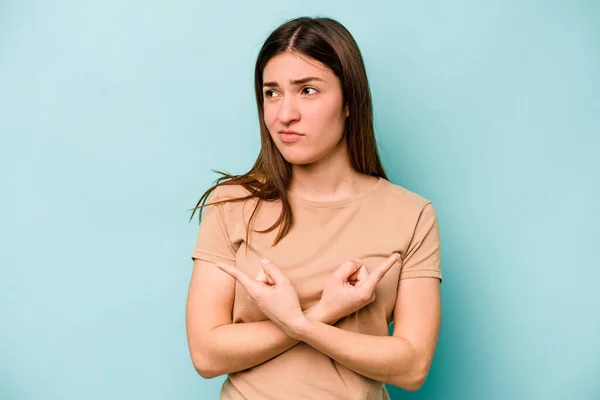 Giovane Donna Caucasica Isolato Punti Sfondo Blu Lateralmente Sta Cercando — Foto Stock