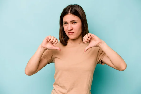 Jonge Blanke Vrouw Geïsoleerd Blauwe Achtergrond Tonen Duim Naar Beneden — Stockfoto