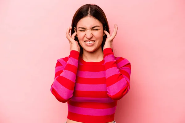 Junge Kaukasische Frau Isoliert Auf Rosa Hintergrund Bedeckt Ohren Mit — Stockfoto
