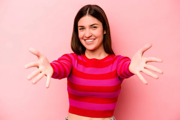 Jonge Kaukasische Vrouw Geïsoleerd Roze Achtergrond Voelt Vertrouwen Het Geven — Stockfoto