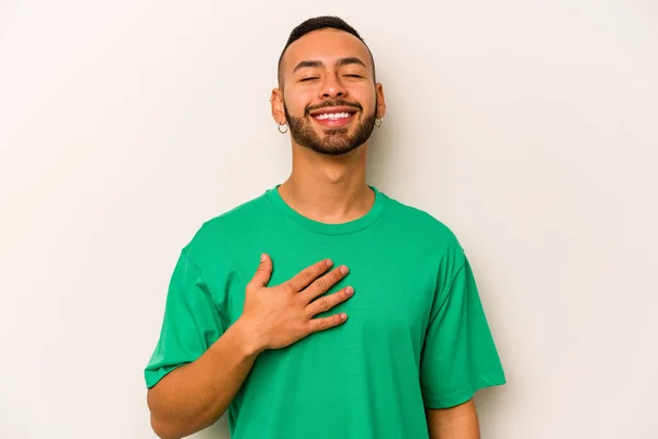 Junger Hispanischer Mann Isoliert Auf Weißem Hintergrund Lacht Laut Aus — Stockfoto