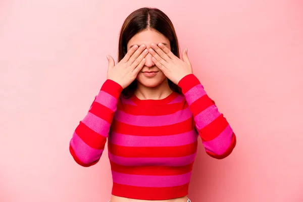 Mujer Joven Caucásica Aislada Sobre Fondo Rosa Asustada Cubriendo Los —  Fotos de Stock