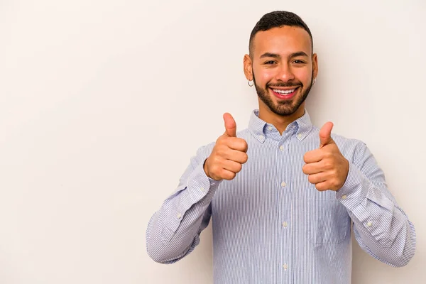Jonge Spaanse Man Geïsoleerd Witte Achtergrond Glimlachen Het Verhogen Van — Stockfoto