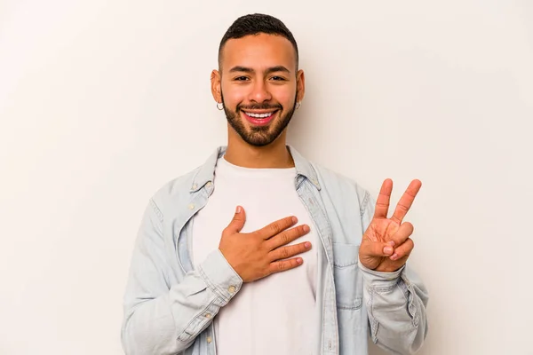 Junger Hispanischer Mann Auf Weißem Hintergrund Der Einen Eid Ablegt — Stockfoto