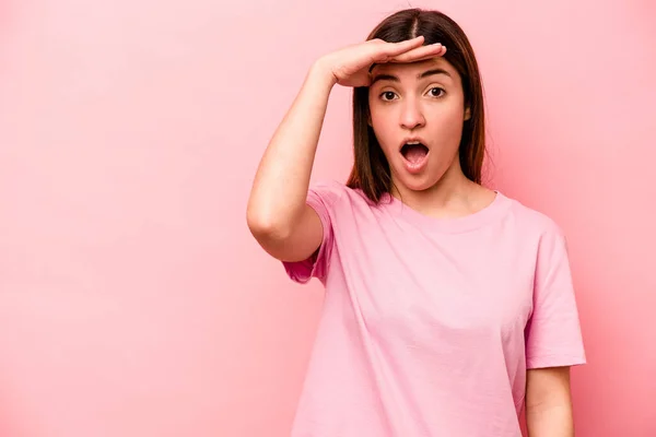 Mulher Caucasiana Jovem Isolado Fundo Rosa Olhando Para Longe Mantendo — Fotografia de Stock