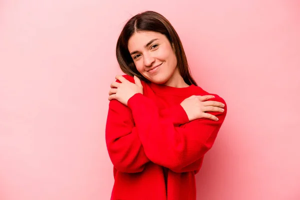 Jonge Kaukasische Vrouw Geïsoleerd Roze Achtergrond Knuffels Glimlachen Zorgeloos Gelukkig — Stockfoto