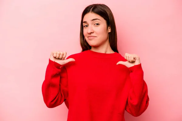 Jonge Blanke Vrouw Geïsoleerd Roze Achtergrond Voelt Trots Zelfvertrouwen Voorbeeld — Stockfoto