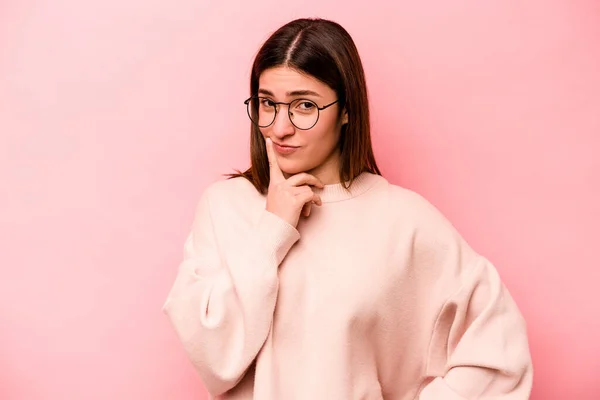 Jonge Blanke Vrouw Geïsoleerd Roze Achtergrond Overweegt Het Plannen Van — Stockfoto