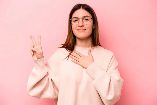 Ung Kaukasisk Kvinna Isolerad Rosa Bakgrund Sätta Handen Bröstet — Stockfoto