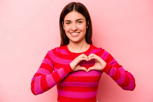 Mulher Branca Jovem Isolado Fundo Rosa Sorrindo Mostrando Uma Forma — Fotografia de Stock