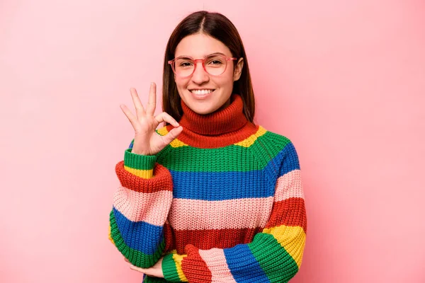 Ung Kaukasisk Kvinna Isolerad Rosa Bakgrund Blinkar Ett Öga Och — Stockfoto