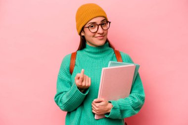 Pembe arka planda izole edilmiş genç beyaz kadın sanki seni davet ediyormuş gibi seni işaret ediyor..