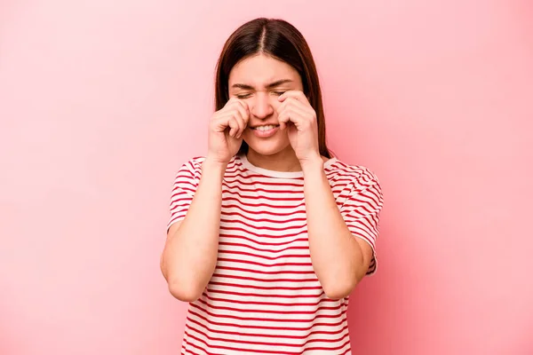 Ung Kaukasisk Kvinna Isolerad Rosa Bakgrund Gnälla Och Gråta Lösryckt — Stockfoto