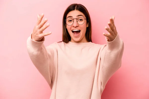 Jovem Mulher Caucasiana Isolado Fundo Rosa Comemorando Uma Vitória Sucesso — Fotografia de Stock