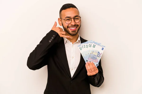 Mladý Podnikatel Hispánec Drží Bankovky Izolované Bílém Pozadí Ukazující Gesto — Stock fotografie