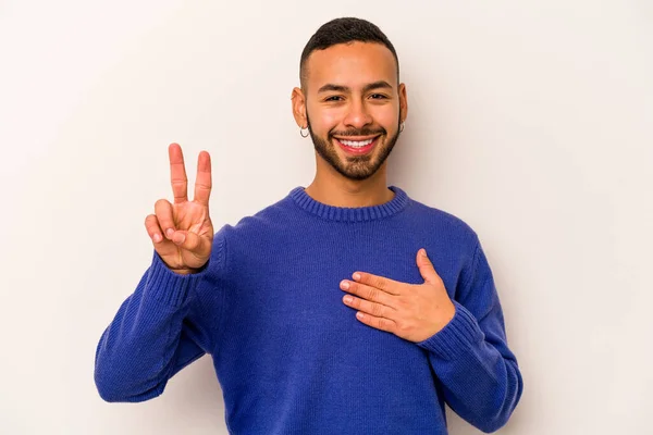 Ung Latinamerikansk Man Isolerad Vit Bakgrund Sätta Handen Bröstet — Stockfoto