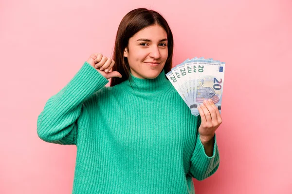 Young Caucasian Woman Holding Banknotes Isolated Pink Background Feels Proud — Stock Photo, Image