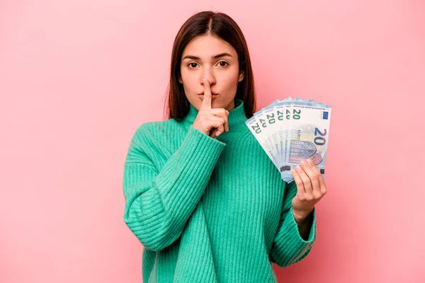 Jonge Blanke Vrouw Met Bankbiljetten Geïsoleerd Roze Achtergrond Die Een — Stockfoto