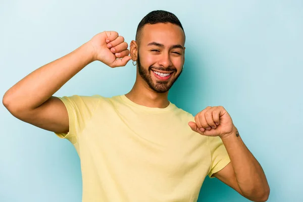 Junger Hispanischer Mann Isoliert Auf Blauem Hintergrund Feiert Einen Besonderen — Stockfoto