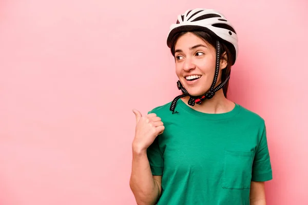 Junge Kaukasische Frau Mit Helm Isoliert Auf Rosa Hintergrund Zeigt — Stockfoto