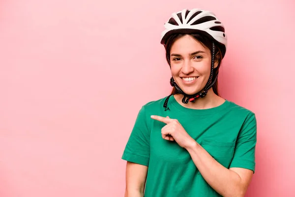 Mujer Caucásica Joven Con Casco Aislado Sobre Fondo Rosa Sonriendo —  Fotos de Stock