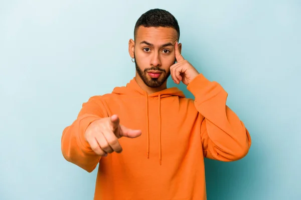 Young Hispanic Man Isolated Blue Background Pointing Temple Finger Thinking — ストック写真