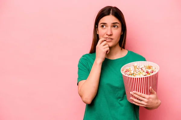 Jonge Blanke Vrouw Met Popcorn Geïsoleerd Roze Achtergrond Ontspannen Denken — Stockfoto