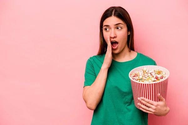 Jonge Blanke Vrouw Met Popcorn Geïsoleerd Roze Achtergrond Zegt Een — Stockfoto