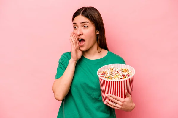 Jonge Kaukasische Vrouw Houden Popcorn Geïsoleerd Roze Achtergrond Schreeuwen Houden — Stockfoto