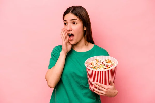 Giovane Donna Caucasica Che Tiene Popcorn Isolato Sfondo Rosa Gridando — Foto Stock