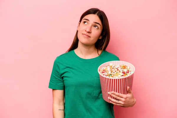Jonge Kaukasische Vrouw Houden Popcorn Geïsoleerd Roze Achtergrond Dromen Van — Stockfoto