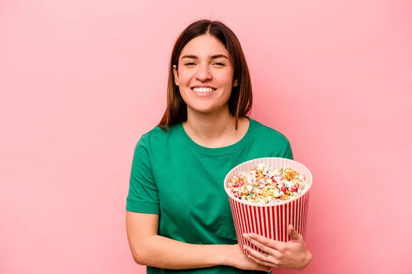 Jonge Kaukasische Vrouw Houden Popcorn Geïsoleerd Roze Achtergrond Lachen Plezier — Stockfoto