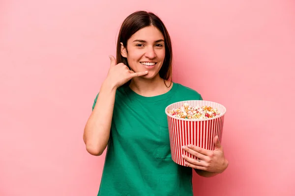 Jonge Blanke Vrouw Houden Popcorn Geïsoleerd Roze Achtergrond Tonen Een — Stockfoto