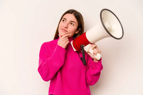 Mulher Caucasiana Jovem Segurando Megafone Isolado Fundo Branco Olhando Para — Fotografia de Stock