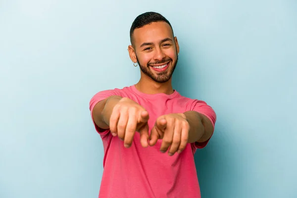 Joven Hispano Aislado Sobre Fondo Azul Apuntando Frente Con Los — Foto de Stock