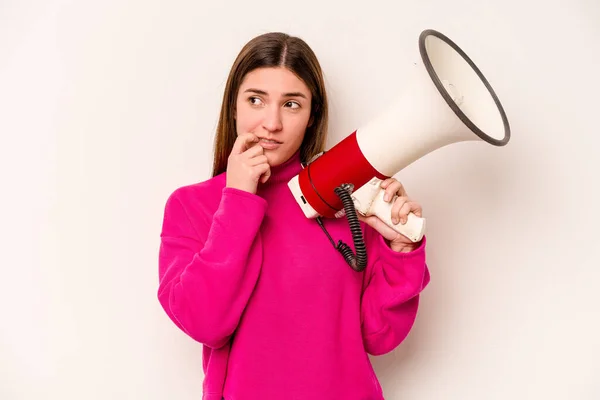 Jonge Blanke Vrouw Met Een Megafoon Geïsoleerd Witte Achtergrond Ontspannen — Stockfoto